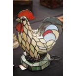 Tiffany style cockerel lamp, H: 31 cm. P&P Group 3 (£25+VAT for the first lot and £5+VAT for