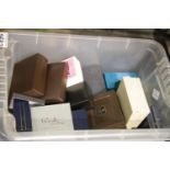 Box of empty jewellery boxes, mixed makes. P&P Group 2 (£18+VAT for the first lot and £3+VAT for