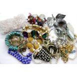 Collection of mixed costume jewellery bangles and bracelets. P&P Group 1 (£14+VAT for the first