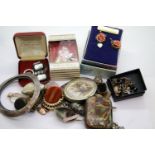 Vintage costume jewellery and collectables, some boxed. P&P Group 1 (£14+VAT for the first lot