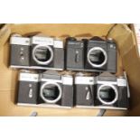 Box of assorted cameras. P&P Group 2 (£18+VAT for the first lot and £3+VAT for subsequent lots)