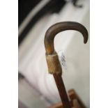Antique alpine walking stick with probably Chamois skin and carved horn handle, L: 100 cm. P&P Group