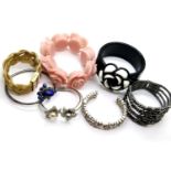 Collection of mixed costume jewellery bangles and bracelets. P&P Group 1 (£14+VAT for the first