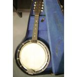 Vintage wooden mandolin banjo with case, lacking 6/8 strings. P&P Group 3 (£25+VAT for the first lot