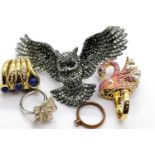 Box of costume jewellery rings including Butler & Wilson. P&P Group 1 (£14+VAT for the first lot and