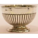 Edwardian 1907 solid sterling silver bowl, H: 7cm W: 10.5cm 75g. P&P Group 1 (£14+VAT for the