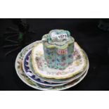 Oriental teapot and four Oriental style plates. Not available for in-house P&P.
