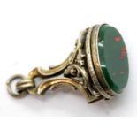 Fob set with bloodstone, presumed 9ct gold. P&P Group 1 (£14+VAT for the first lot and £1+VAT for
