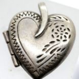 Silver antique locket. P&P Group 1 (£14+VAT for the first lot and £1+VAT for subsequent lots)