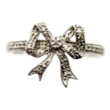 9ct white gold diamond set ribbon ring, size R/S, 3.3g. P&P Group 1 (£14+VAT for the first lot