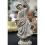 Large Lladro figurine of a girl with birds, H: 26 cm. P&P Group 2 (£18+VAT for the first lot and £