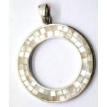 Silver mother of pearl circular pendant. P&P Group 1 (£14+VAT for the first lot and £1+VAT for