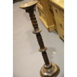 Oak pedestal with barley twist decoration. Not available for in-house P&P.