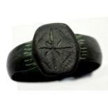 Large Roman era Bronze Age ring with Celtic design top seal. P&P Group 1 (£14+VAT for the first