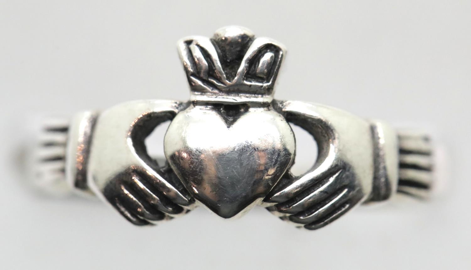 Silver vintage claddagh ring. P&P Group 1 (£14+VAT for the first lot and £1+VAT for subsequent lots)