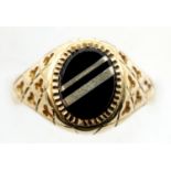 9ct gold onyx ring, size T, 3.0g. P&P Group 1 (£14+VAT for the first lot and £1+VAT for subsequent