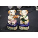Two stoneware musician pigs, H: 16 cm. P&P Group 3 (£25+VAT for the first lot and £5+VAT for