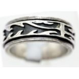 Gents silver 10mm wide spinner ring, size R. P&P Group 1 (£14+VAT for the first lot and £1+VAT for