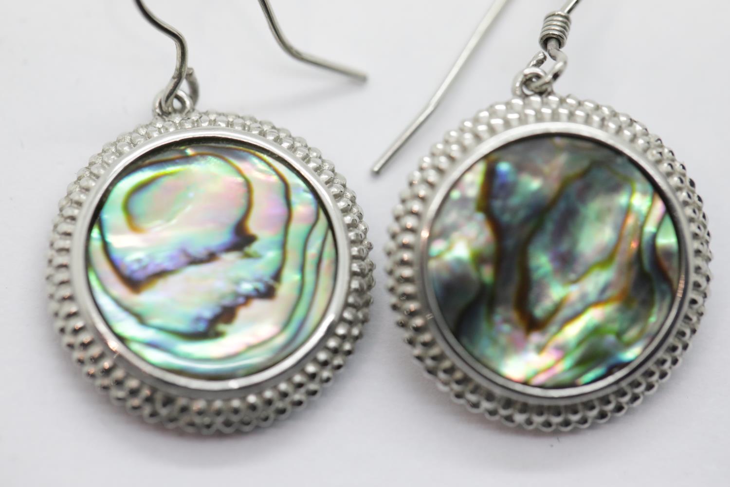 Silver and mother of pearl round drop earrings. P&P Group 1 (£14+VAT for the first lot and £1+VAT