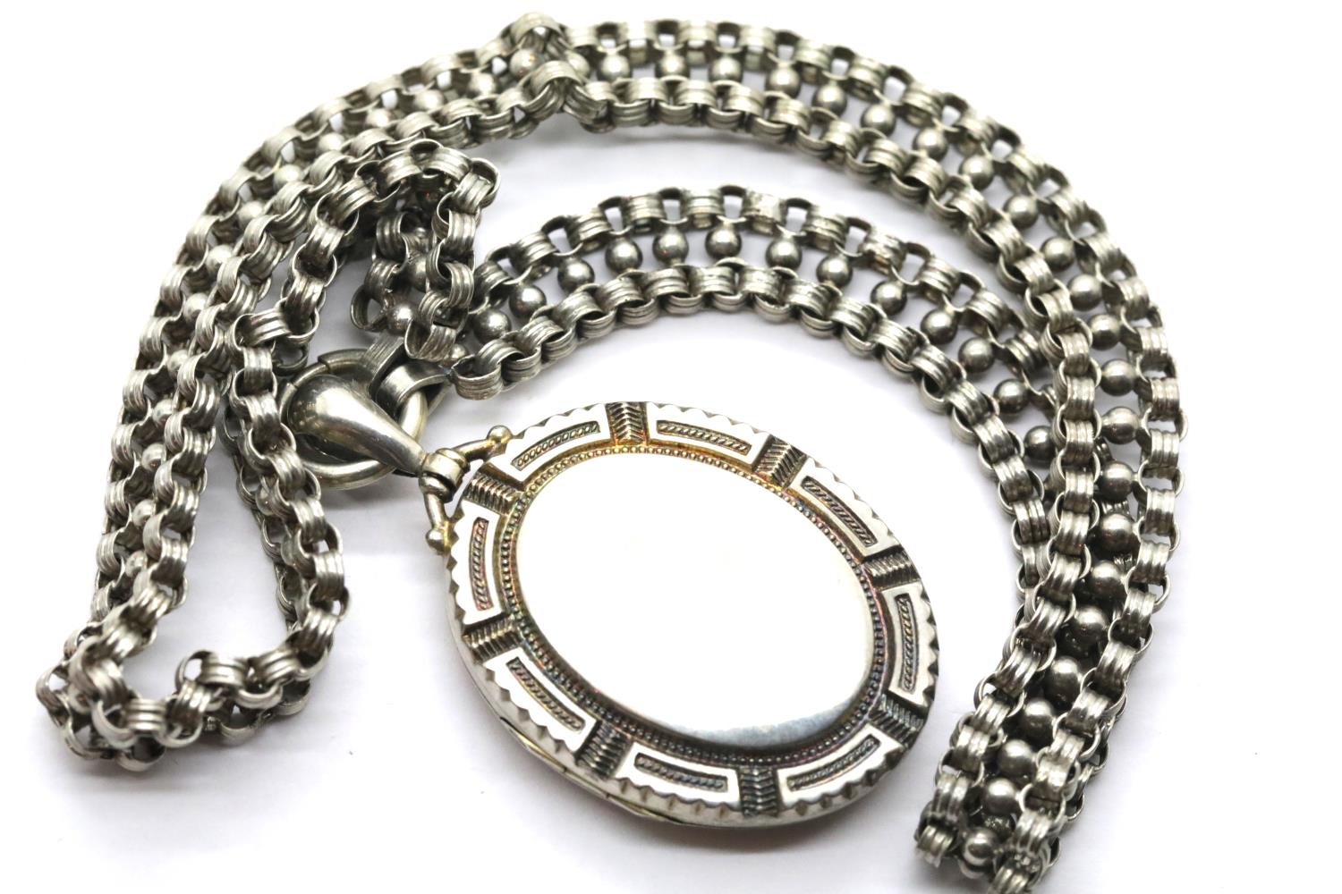 White metal locket on a similar chain. Locket L: 4 cm, chain L: 40 cm approximately. P&P Group 1 (£