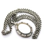 White metal locket on a similar chain. Locket L: 4 cm, chain L: 40 cm approximately. P&P Group 1 (£