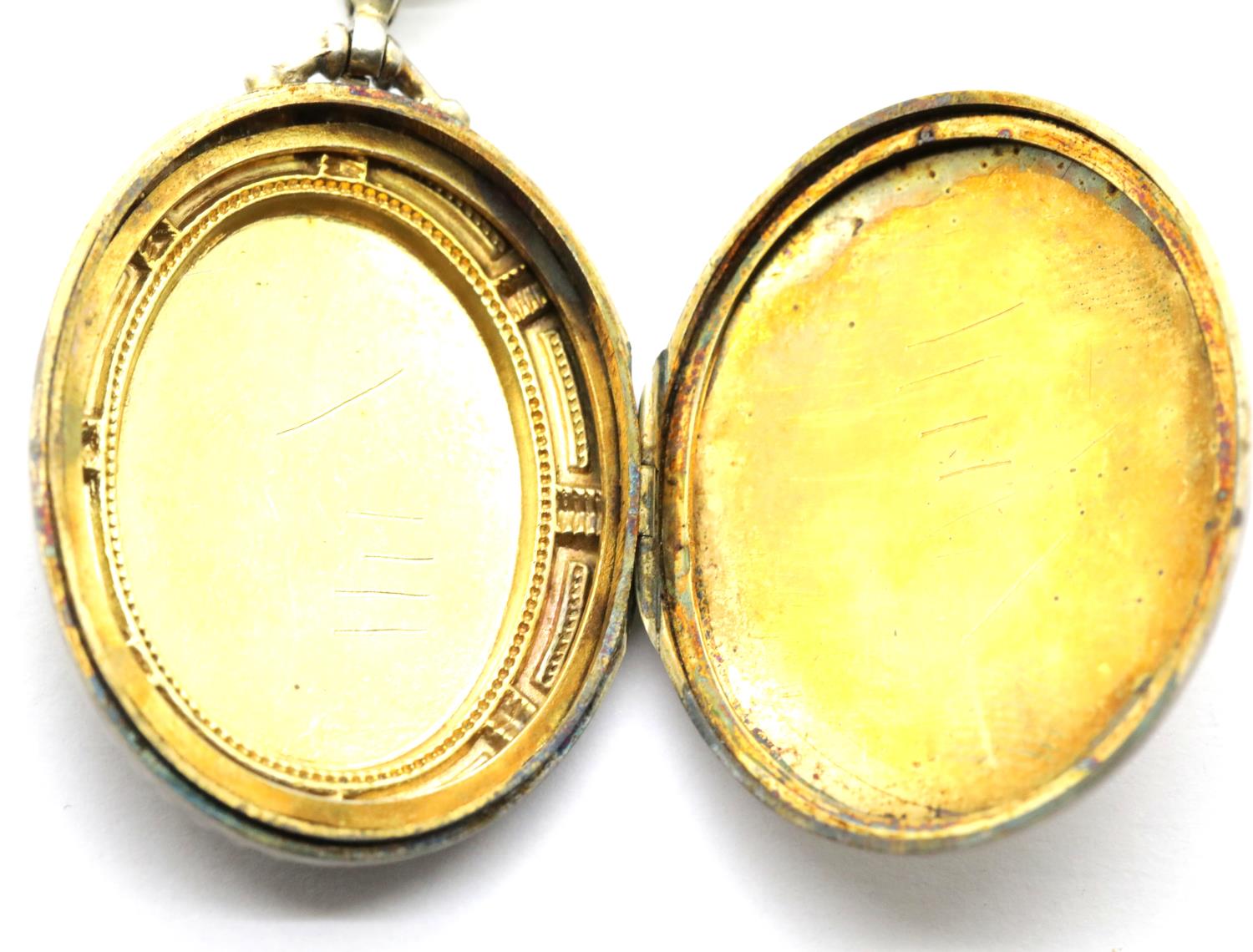 White metal locket on a similar chain. Locket L: 4 cm, chain L: 40 cm approximately. P&P Group 1 (£ - Image 2 of 3