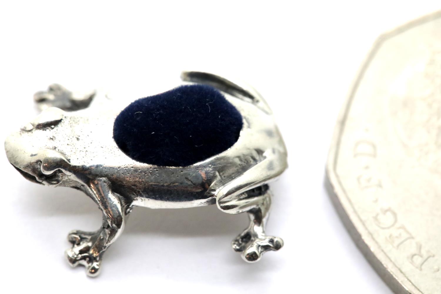 925 silver frog pin cushion, 4.7g, L: 2 cm. P&P Group 1 (£14+VAT for the first lot and £1+VAT for