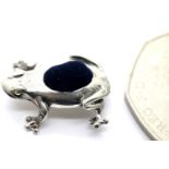 925 silver frog pin cushion, 4.7g, L: 2 cm. P&P Group 1 (£14+VAT for the first lot and £1+VAT for
