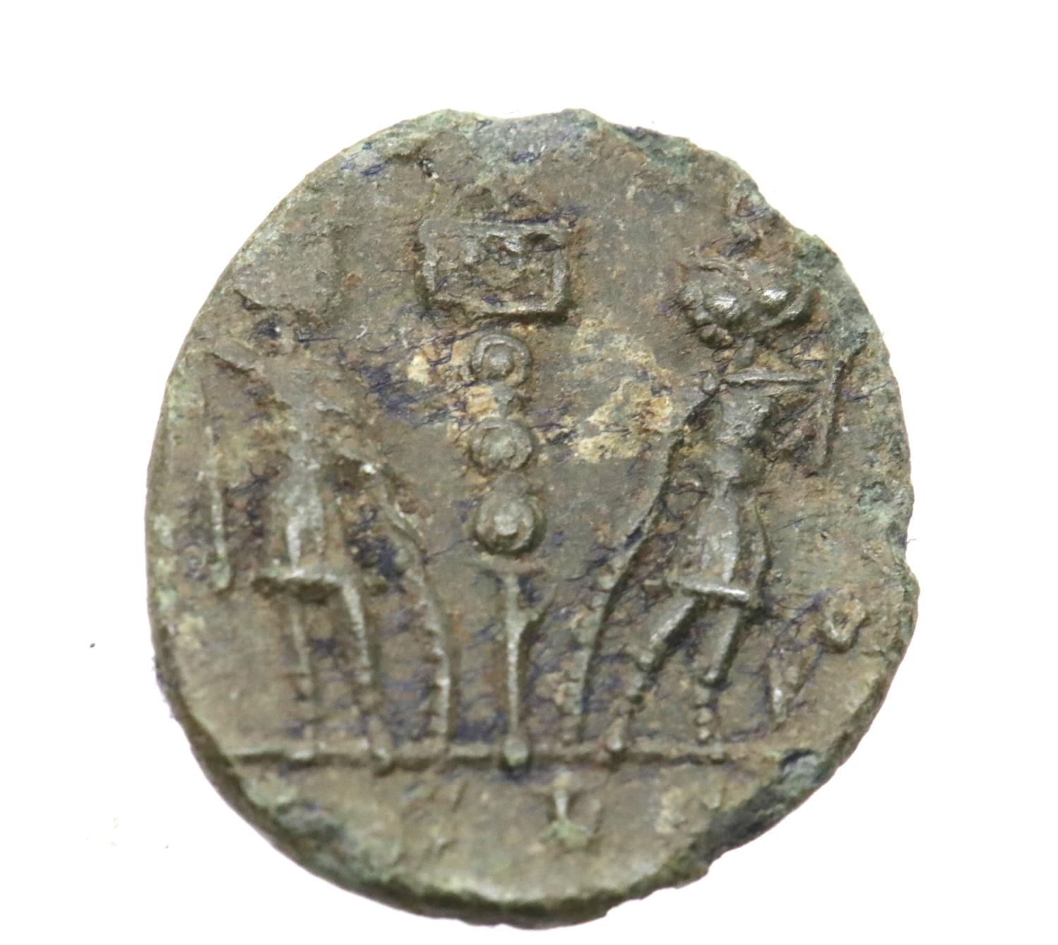Roman Bronze AE4 Constantine dynasty with Centurions holding legionary standards. P&P Group 1 (£14+ - Image 2 of 2