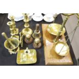 *** WITHDRAWN *** Mixed 19th and 20th century brass including a pestle and mortar, hand bell,
