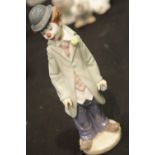 Lladro clown with violin, H: 23 cm. P&P Group 2 (£18+VAT for the first lot and £3+VAT for subsequent
