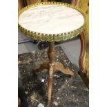 Marble top occasional table on tripod support with brass decoration, D: 39 cm, H: 56 cm. Not