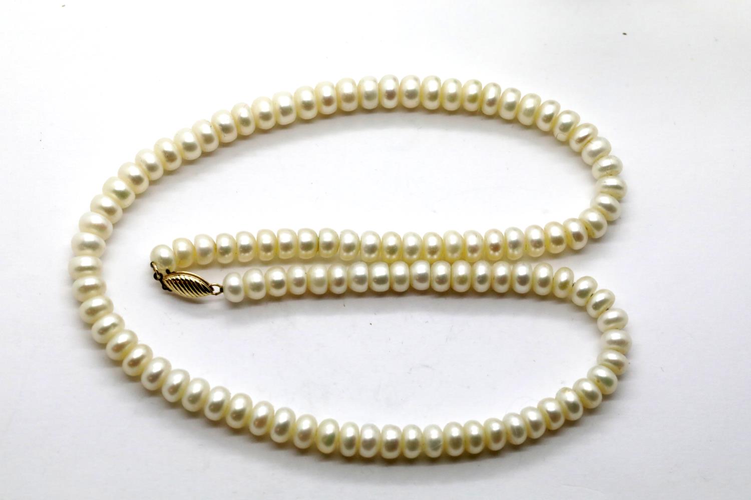 Flat pearl choker with a 14K gold clasp. Pearls 5: mm, L: 45 cm, 27g. P&P Group 1 (£14+VAT for the