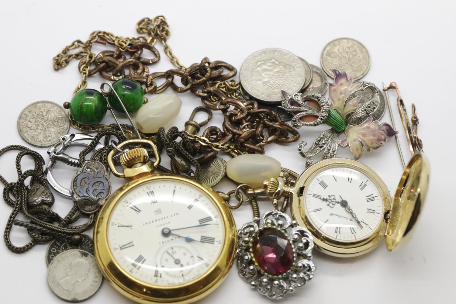 Mixed jewellery, watches and coins including a small gold brooch. P&P Group 1 (£14+VAT for the first