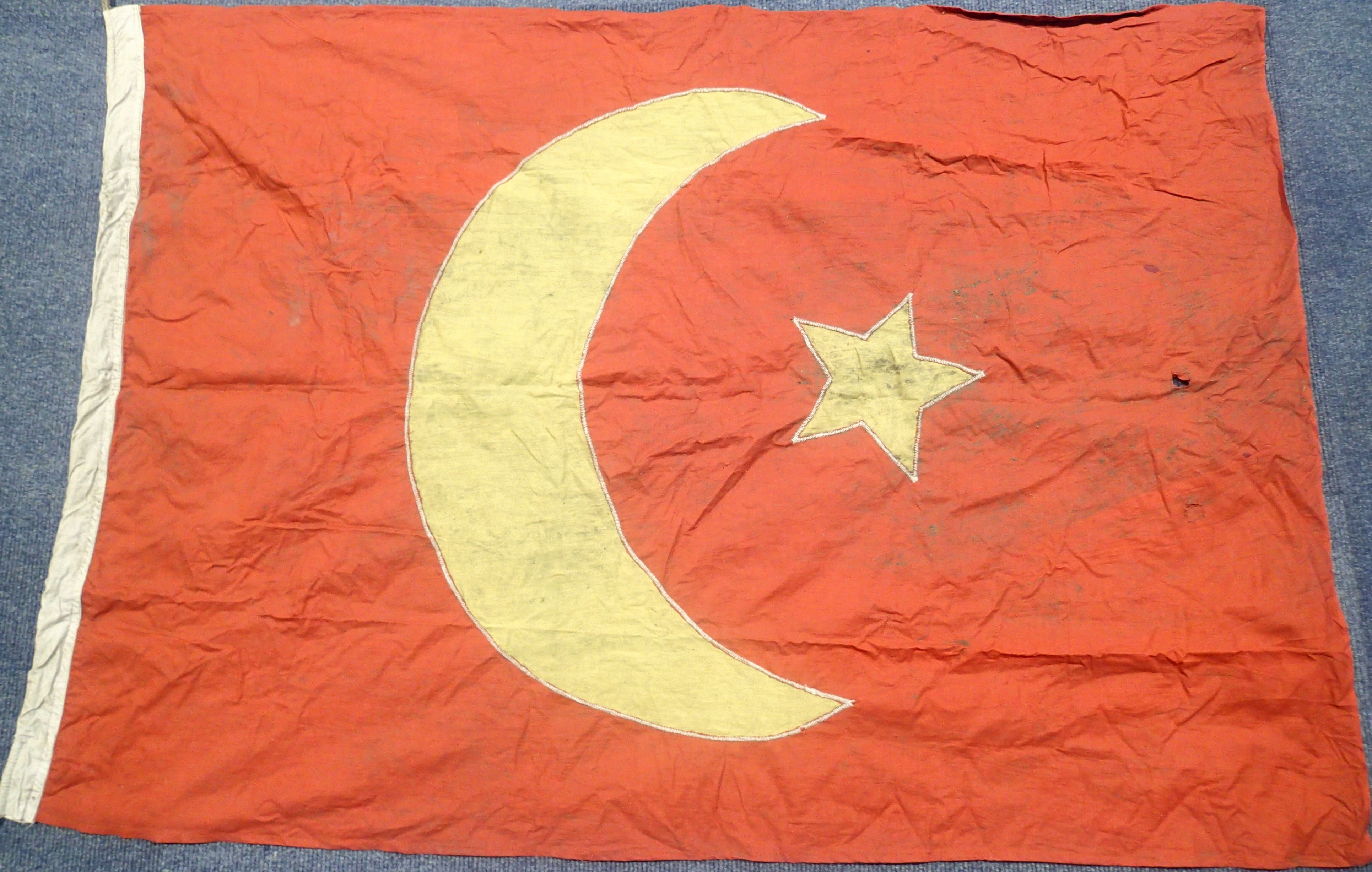 WW1 Style Ottoman (Turkish) Flag 118 x 80 cm. P&P Group 2 (£18+VAT for the first lot and £3+VAT - Image 2 of 7