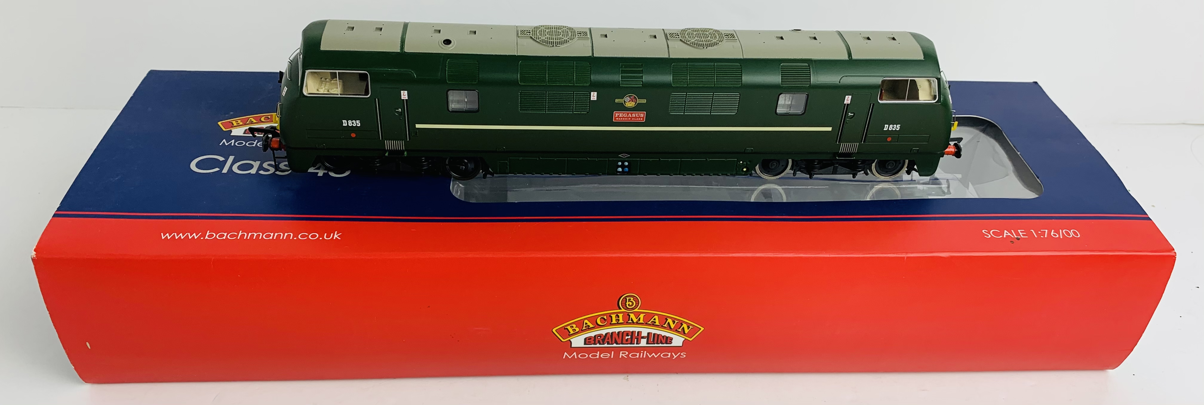 Bachmann 32-066 Class 43 Warship 'Pegasus' BR Green Yellow Panel - Boxed. P&P Group 1 (£14+VAT for