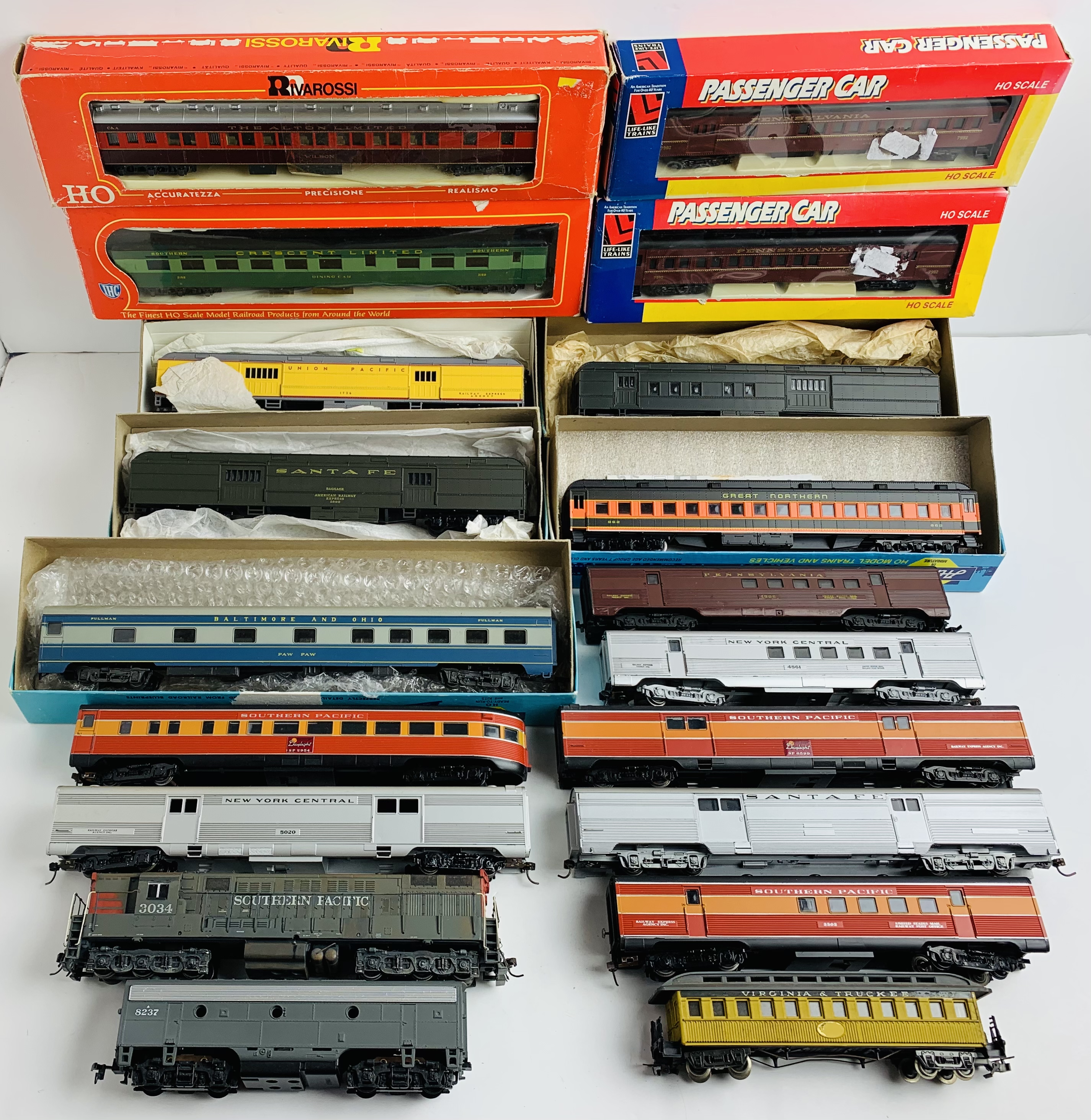 HO Scale Southern Pacific Diesel Loco & 18x Items of Rolling Stock - Some Boxed. P&P Group 3 (£25+