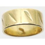 9ct gold heavy gauge wedding band, 4.6g, size M/N. P&P Group 1 (£14+VAT for the first lot and £1+VAT