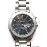 Seiko Titanium kinetic wristwatch on a titanium bracelet. P&P Group 1 (£14+VAT for the first lot and