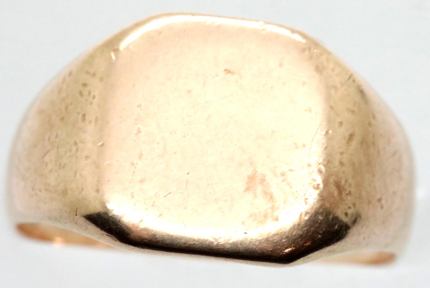 Gents presumed 9ct rose gold signet ring, unmarked, 5.6g, size P. P&P Group 1 (£14+VAT for the first