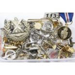 Box of mixed brooches etc. P&P Group 1 (£14+VAT for the first lot and £1+VAT for subsequent lots)