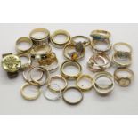 Box of yellow metal ladies rings. P&P Group 1 (£14+VAT for the first lot and £1+VAT for subsequent