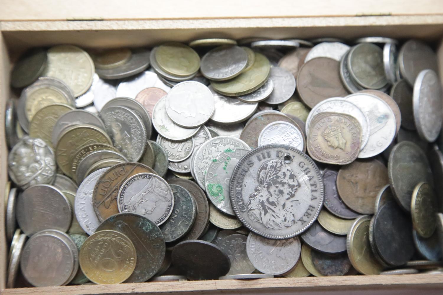 Box of mixed World coinage. P&P Group 1 (£14+VAT for the first lot and £1+VAT for subsequent lots)