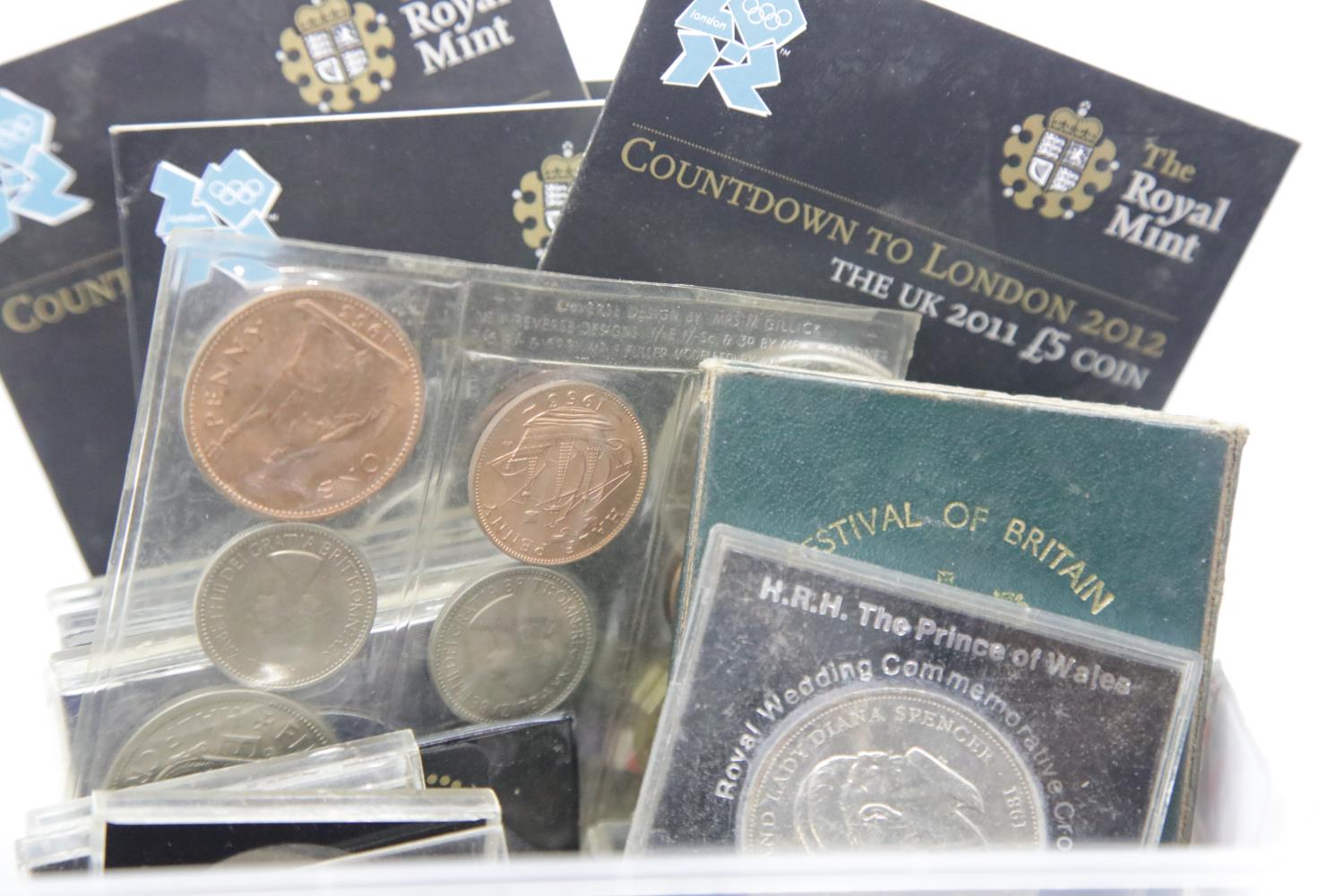 Mixed UK coins including 1953 mint set and four Countdown to London 2012 £5 coins. P&P Group 1 (£