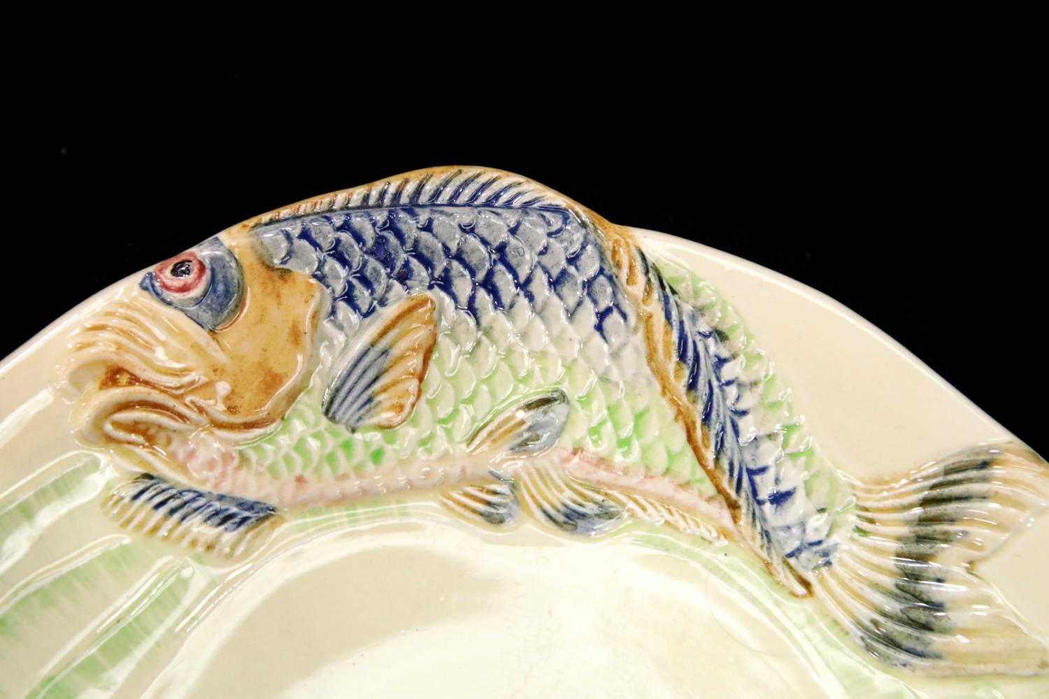 Four small and one large Clarice Cliff ceramic fish plates. P&P Group 3 (£25+VAT for the first lot - Image 2 of 3