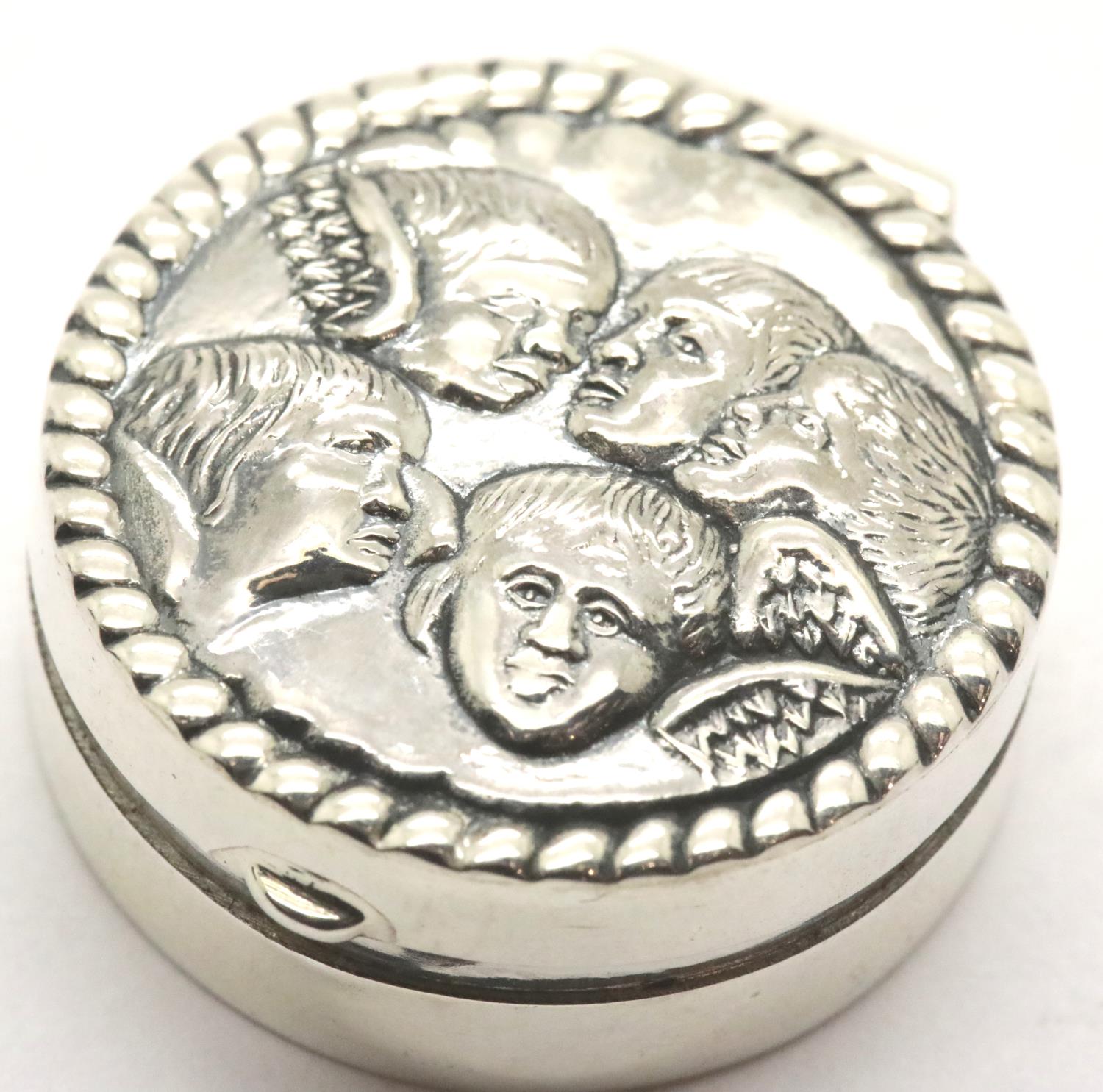 925 silver pill box embossed with cherub, D: 2.9 cm. P&P Group 1 (£14+VAT for the first lot and £1+