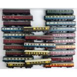 25x Playworn OO Gauge Coaches - All Unboxed. P&P Group 3 (£25+VAT for the first lot and £5+VAT for