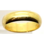 18ct gold wedding band, size R, 7.9g. P&P Group 1 (£14+VAT for the first lot and £1+VAT for