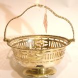 Edward VIII hallmarked silver pierced basket with swing handle, Birmingham assay 1910, 162g. P&P