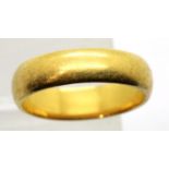 22ct gold wedding band, size K, 5.0g. P&P Group 1 (£14+VAT for the first lot and £1+VAT for